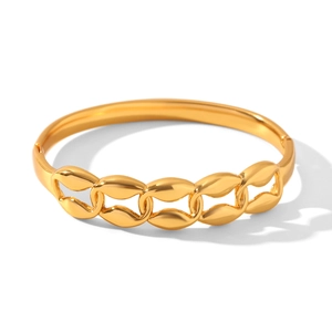 Detail of 18k gold titanium steel bangle with coffee bean link design and side clasp