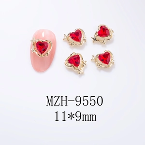 Détail macro du bijou d'ongle cœur rouge avec base dorée et accents étoilés pour DIY