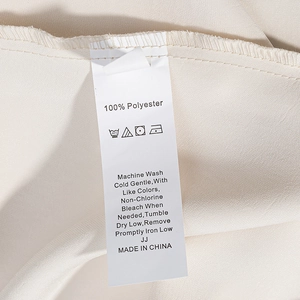 Pflegeetikett für Satin-Kleid mit 100% Polyester Gewebe und Waschanleitungen