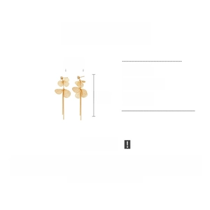 Vue détaillée de longues boucles d'oreilles à pompons dorées 18k avec design de feuilles