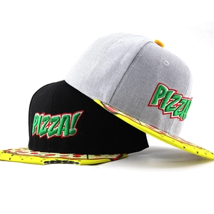 Snapback-Caps mit PIZZA!-Stickerei und bedrucktem Pizza-Muster auf dem flachen Schirm