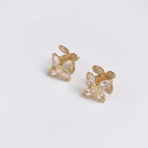 Barrettes papillon dorées élégantes avec cristaux blancs et bords perlés pour femmes