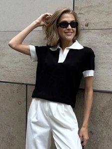 Polo en maille à manches courtes pour femmes avec col en V contrasté et bords-côtes