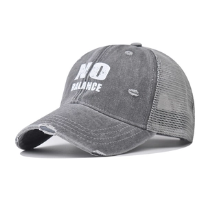 Detailaufnahme der grauen Mesh-Baseballkappe im Vintage-Look mit No Balance-Aufdruck