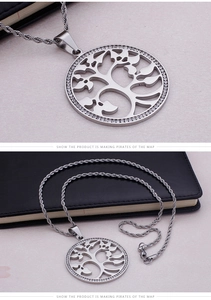 Détail du pendentif Arbre de Vie avec strass brillants et chaîne torsadée épaisse