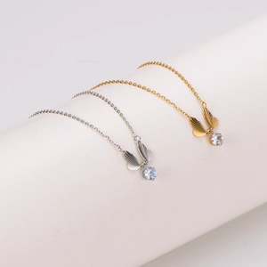 Elegante Schmetterlingshalsketten in Gold und Silber mit funkelnden Zirkonia-Steinen