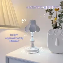 Dettaglio lampada notturna tulipano 20cm con 3 livelli di luminosità su comodino bianco