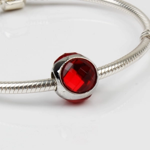 Bracciale con perline e ciondolo a goccia in cristallo rosso su catena a serpente argentata