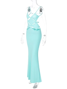 Dettaglio dell'abito aderente celeste con ritagli geometrici e design con scollo all'americana