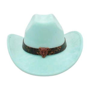 Dettaglio cappello da cowboy verde menta in camoscio con fibbia leopardata vintage