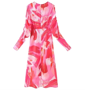 Détail de l'imprimé abstrait artistique et de la texture satinée de la robe longue