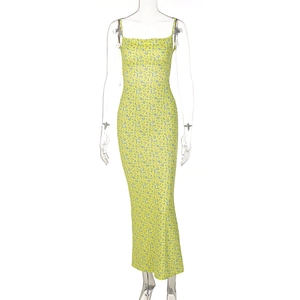 Détail d'une robe longue d'été fleurie jaune à fines bretelles sur un mannequin transparent