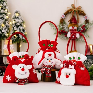 Trois sacs de Noël tricotés avec motifs 3D de renne, bonhomme de neige et Père Noël
