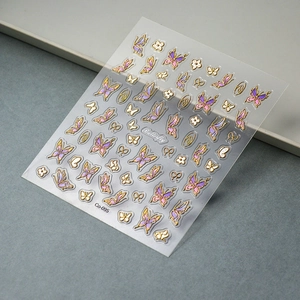 Détail des stickers ongles 5D papillon avec gaufrage doré et motifs floraux de couleur rose