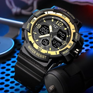 Gros plan d'une montre de sport à double affichage sur fond métallique bleu industriel