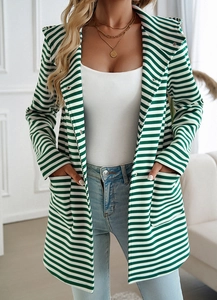 Dettaglio del cardigan con cappuccio a righe verdi e bianche con bottoni a pressione