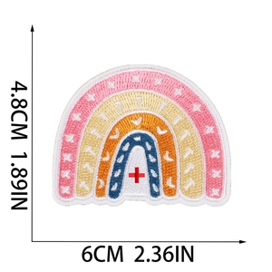 Regenbogen Stickaufnäher mit medizinischem Kreuzsymbol, Größe 6x4,8cm auf weißem Grund