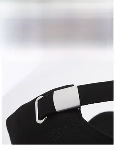 Gros plan sur la boucle métallique réglable à l'arrière d'une casquette de baseball noire