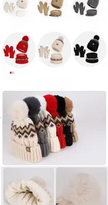 Détail de l'ensemble d'hiver avec doublure polaire épaisse et pompon pour plus de chaleur