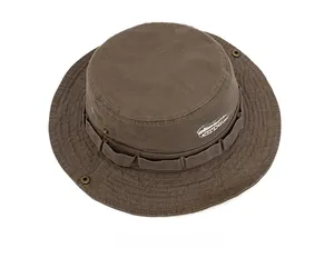 Vue de dessus du chapeau de pêcheur marron avec broderie montagne et œillets métal