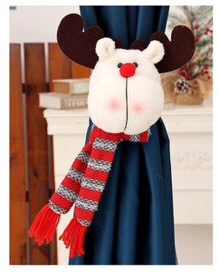 Détail de l'embrasse de rideau de Noël en peluche renne dans un décor chaleureux