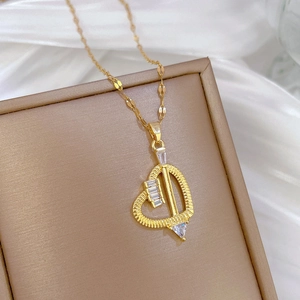 Elegante collana dorata con pendente a cuore e zirconi su una scatola porta gioielli