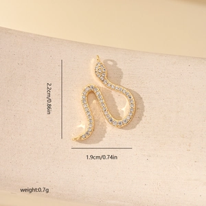 Pendentif serpent doré avec zircons blancs et marquages de dimensions précises