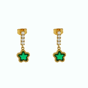 Détails de boucles d'oreilles étoile dorées avec zircon vert et perles blanches élégantes
