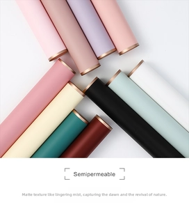 Rollos de papel de regalo floral mate semitransparente con borde dorado, tonos Morandi