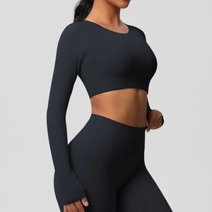 Détail de la tenue de sport noire professionnelle avec haut à manches longues rembourré