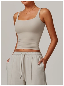 Détail du débardeur de yoga ajusté à col carré avec pantalon de jogging assorti