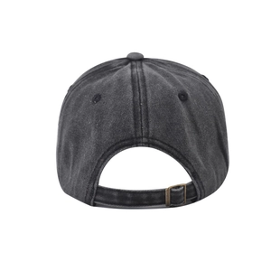 Détail de la boucle en métal et du tissu lavé vintage à l'arrière de la casquette de baseball