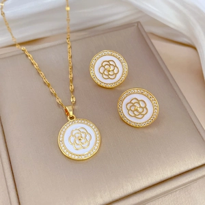Parure De Bijoux Collier Boucle Oreille Camélia Rond Plaqué Or Acier Titane Avec Tige En Argent Zircone Micro Incrusté