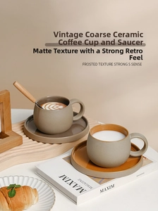 Dettaglio del set da caffè in gres vintage con texture opaca e cucchiaio in legno