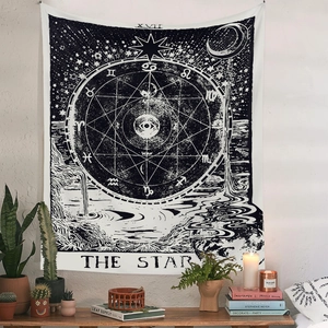 Detail des Star-Tarot-Wandteppichs mit Himmelszeichen in gemütlichem Ambiente