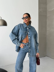 Ensemble en denim délavé vintage avec veste oversize et jean droit à taille haute chic