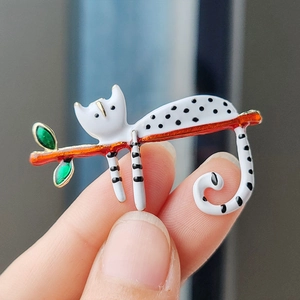 Cartoon Spotted Cat Branch Brooch Cute Enamel Alloy Animal Badge For Clothing Bags Men Women Fashion Jewelry Accessory