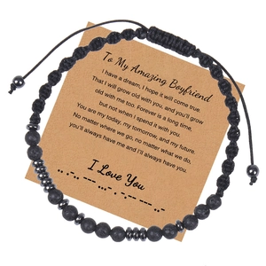 Détail de la carte code Morse avec bracelet en pierre de lave noire et hématite