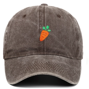 Détail de la broderie carotte et de la texture en toile lavée sur la casquette