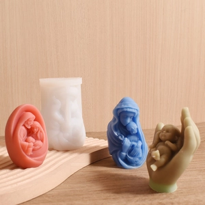 Moule en silicone détaillé et bougies d'art religieux en résine 3D sur table en bois