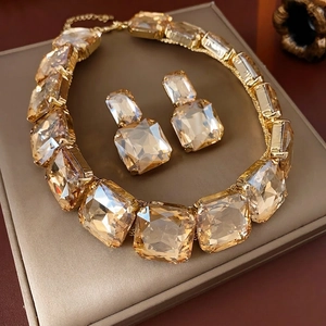 Set di collana e orecchini con cristalli quadrati color champagne e finitura dorata