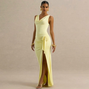 Élégante robe longue jaune pâle sans manches avec col bénitier, fente latérale et ceinture nouée