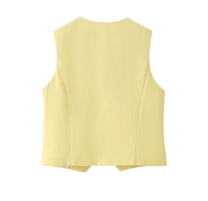 Vue arrière détaillée d'un gilet sans manches jaune pâle minimaliste à texture tissée