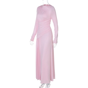 Dettaglio dell'abito rosa a maniche lunghe con vita a pieghe slim fit e trama del tessuto