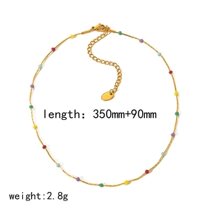 Collana in acciaio al titanio dorato 18k con perline colorate e catena regolabile