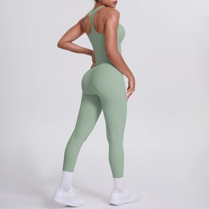 Détail de l'ensemble de yoga vert menthe avec legging gainant et débardeur de sport