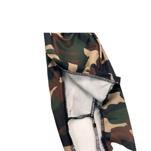 Detalle de costura de bandana de camuflaje con costura plana y tejido flexible
