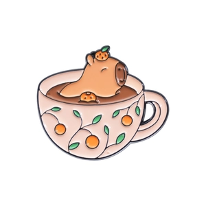 Pin's émaillé de capybara dans une tasse à café rose avec détails d'orange et fleurs