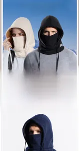 Detail van de met fleece gevoerde wintermuts met thermische nekwarmer en gezichtsmasker