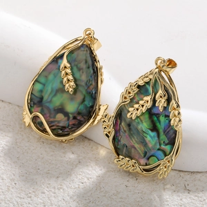 Pendentif goutte en nacre d'abalone avec monture en laiton doré et texture de feuille